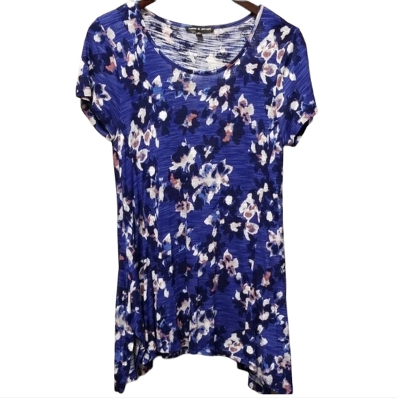 Cable & Gauge Tops - 3/$25 Cable & Gauge Sharkbite Floral Top - Medium